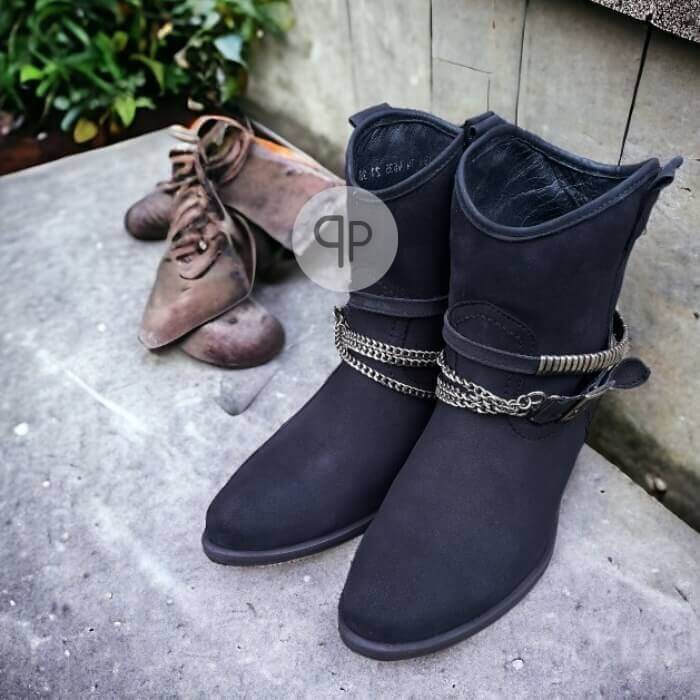 Czarne botki po renowacji